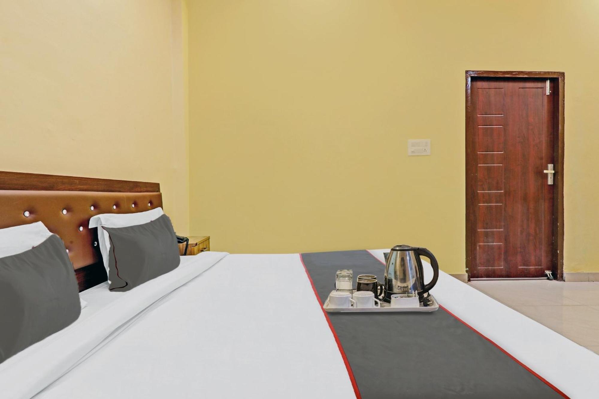 Capital O Phenix Elite Near Phoenix United Lucknow Ngoại thất bức ảnh