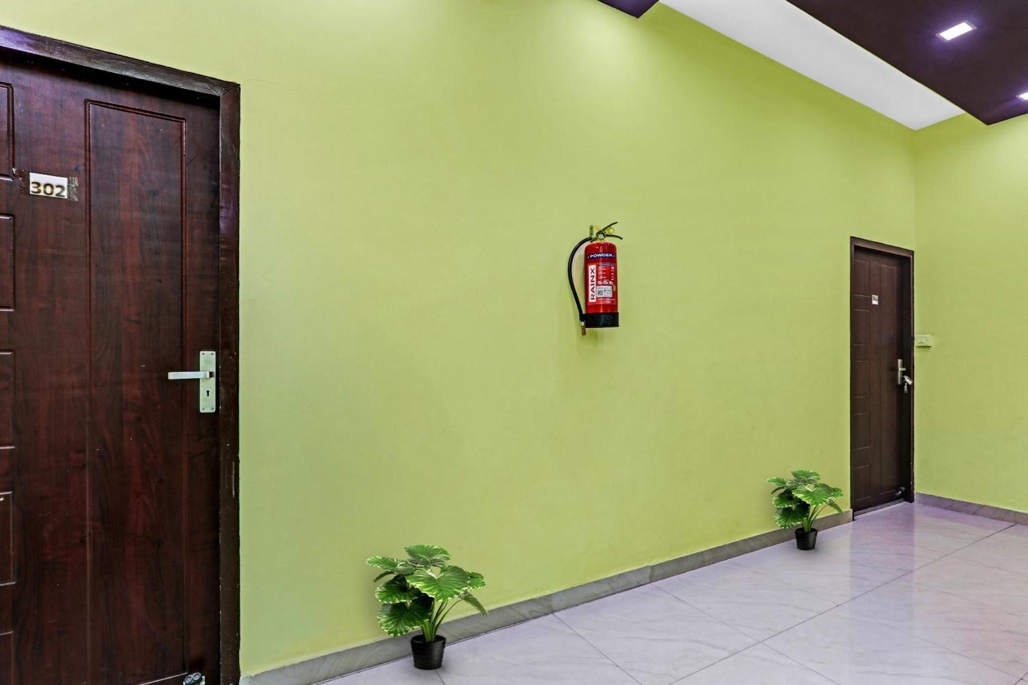 Capital O Phenix Elite Near Phoenix United Lucknow Ngoại thất bức ảnh